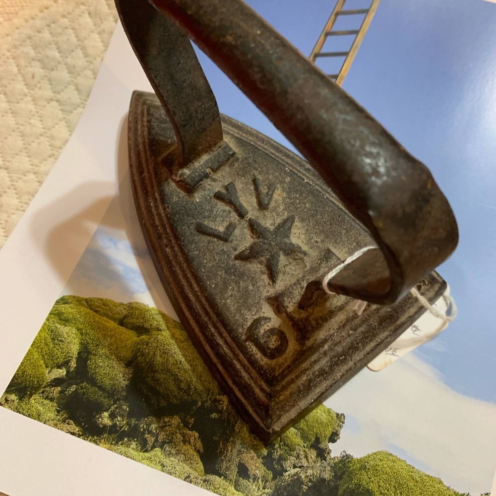Vintage Cast Iron has markings on top